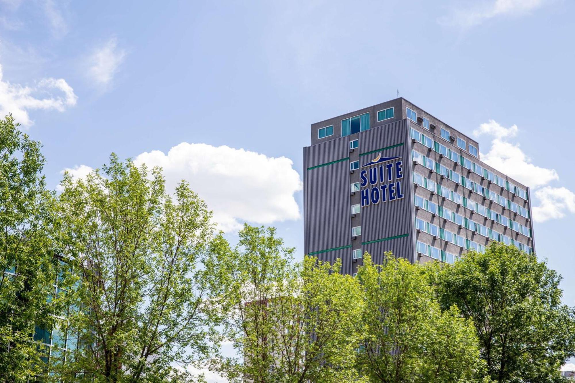 Campus Tower Suite Hotel Edmonton Exterior photo